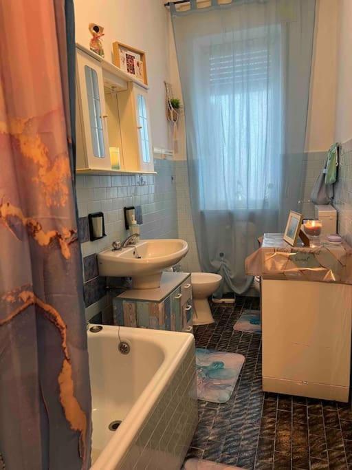Vicino A Tutto Bed & Breakfast Vercelli Bagian luar foto